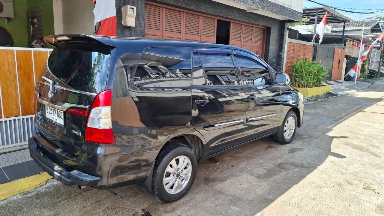 Dokumentasi eksterior mobil hitam untuk kebutuhan inspeksi